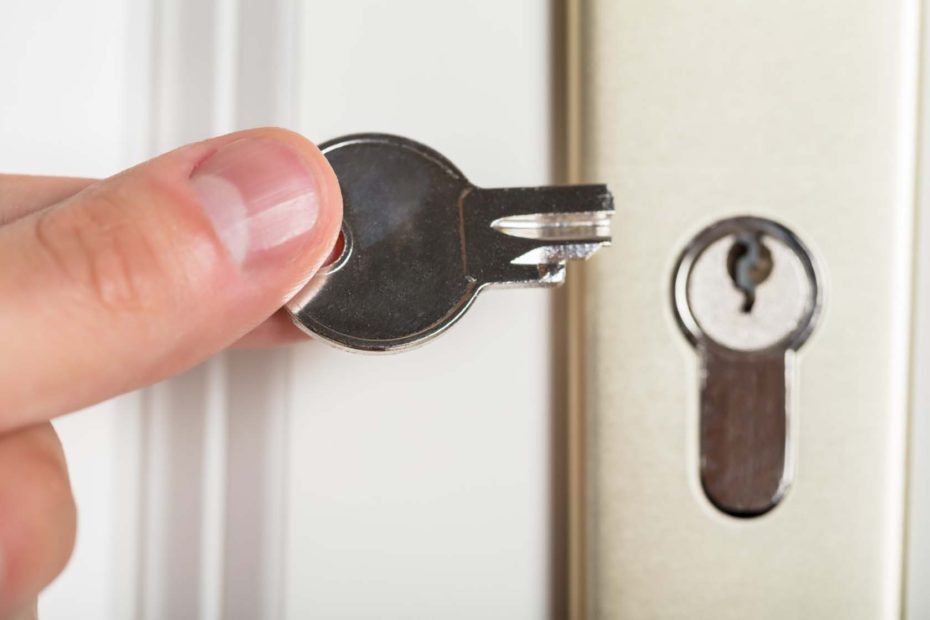 should landlord pay for locksmith