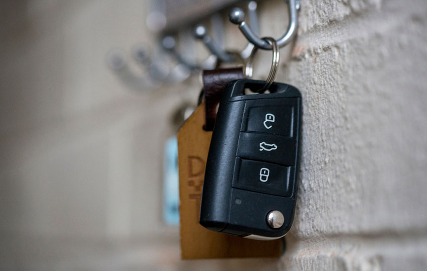 will car lock if key fob is left inside